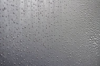 Yağmurlu bir günde koyu renk örtülü su damlacıkları. Su damlacıkları kavramı.