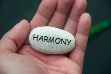 Zen taşlarına elle işlenmiş Harmon yazısı. Barışçıl ve uyumlu bir hayat sürüyor..
