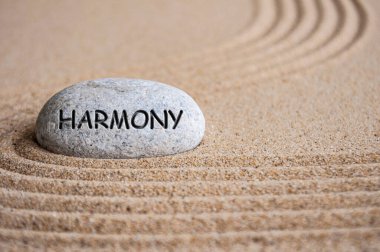 Zen taşına kazınmış harmoni metni. Barış ve uyum kavramı.