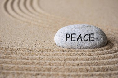 Zen taşına kazınmış barış metni. Huzur ve rahatlık kavramı.