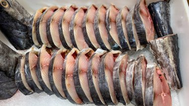 Süpermarkette sergilenen uskumru balığı dilimleri. Taze deniz ürünleri konsepti.