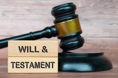 Tahta bloklara avukat tokmağı arkaplan işlemeli irade ve vasiyet metni.