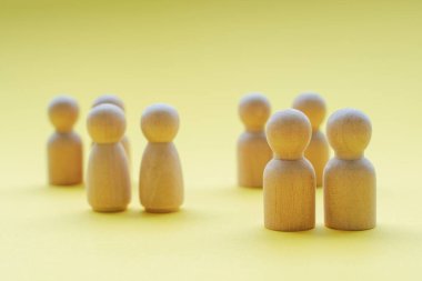 Metin için kişiselleştirilebilir alanı olan gruplara yerleştirilmiş tahta figür.