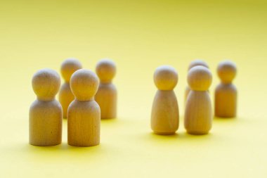 Tahta figür münazara için gruplara ayrıldı. Boşluk konseptini kopyala.