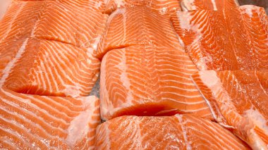 Taze somon balığı filetosu ıslak pazarda sergileniyor. Deniz ürünleri konsepti.