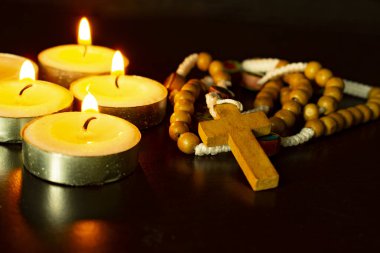 Karanlık arka planda kutsal tespih mumları. Hıristiyanlık kavramı.