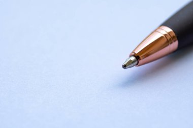 Yazı veya fikirler için özelleştirilebilir alanı olan beyaz kağıda kalem kapat. Boşluk konseptini kopyala.