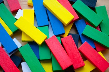 Çok renkli ahşap blokların üst görünümü.