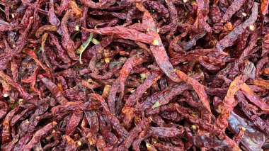 Süpermarkette sergilenen kuru kırmızı biber manzarası. Asya gıda kavramı.