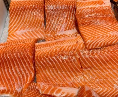 Süpermarkette sergilenen somon balığı filetosunun üst görüntüsü. Deniz ürünleri konsepti.