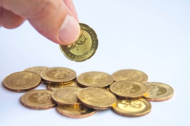 El ele tutuşan altın madeni paralar. Kişiselleştirilebilir metin ve fikirler için. Zenginlik ve kopyalama alanı.