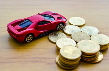 Altın paralı oyuncak arabanın yan açısı. İş ve zenginlik kavramı.