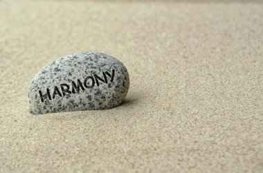 Kuma gömülü taş üzerindeki harmoni metni.