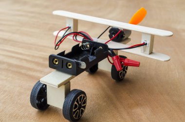 Ahşap çubuklar ve DC motoru ile yapılan 