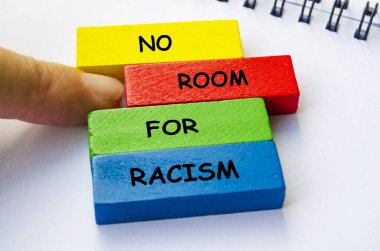 Çok renkli ahşap bloklarda RACISM metnine yer yok. Olumsuzluğa hayır.