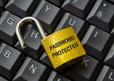 Klavye arkaplanlı asma kilide kazınmış parola korumalı metnin üst görünümü. Parola güvenlik kavramı.