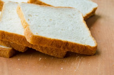 Tahta masada sergilenen taze ekmek dilimleri. Kahvaltı konsepti.