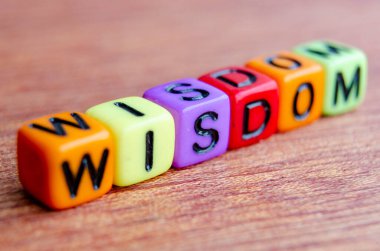 Tahta masadaki bilgelik metnini kapat.