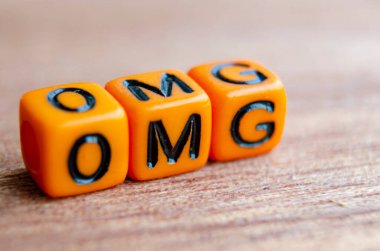 Aman Tanrım metni ahşap masada Oh Tanrım 'ı temsil ediyor..