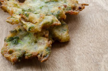 Sebzeli böreğin altın gibi çıtır çıtır güzelliğine yakından bakın.