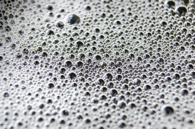 Arka planda küçük kabarcıkların üst görüntüsü. Duvar kağıdı veya tasarım için uygun.