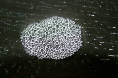 Küçük kabarcıkların üst görünümü koyu bir arkaplanda bir araya toplanmış