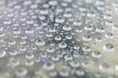 Şeffaf bir penceredeki yağmur damlalarının makro görüntüsü. Yağmur damlası konsepti.