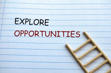 Tahta merdiven arkaplanlı dizüstü bilgisayardaki Fırsatlar metnini incele.