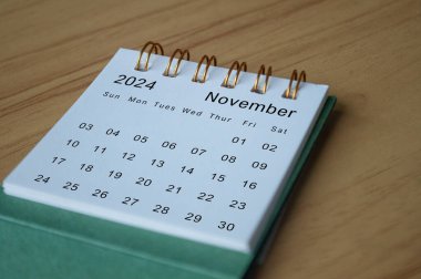 Kasım 2024 takviminin yan görüntüsü ahşap masada. Takvim kavramı.