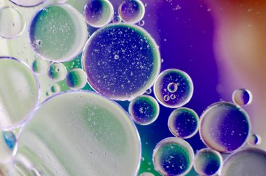 Su yüzeyinde yumuşak kestane rengi beyaz eğimli yağ baloncuklarının aşırı yakınlaşması. Tasarım ve duvar kağıdı için uygun.