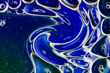 Mavi eğimli arka planda suyun yüzeyinde kabarcıkların döndürme etkisi.