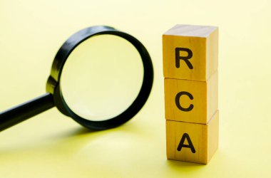 Büyüteçli tahta küplerle ilgili Kök Sebebi Analizi metni. İş çözümü kavramı.