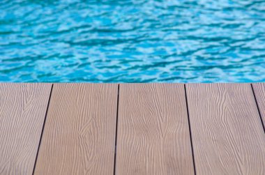 Yüzme havuzunun ahşap zemininde yazı veya fikirler için özelleştirilebilir alan var..