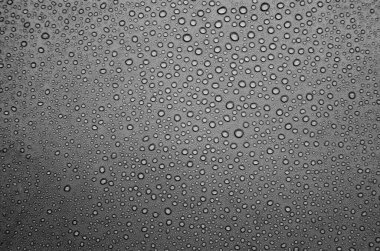 Karanlık arka planda temiz su damlacıkları. Su damlacıkları kavramı.