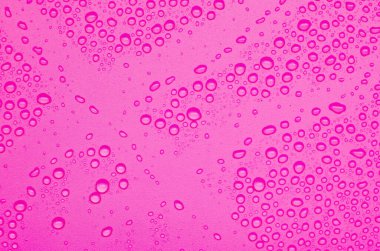 Kırmızı ve pembe gradyan renk kaplamalı su damlacıklarının üst görüntüsü. Su damlacıkları kavramı.