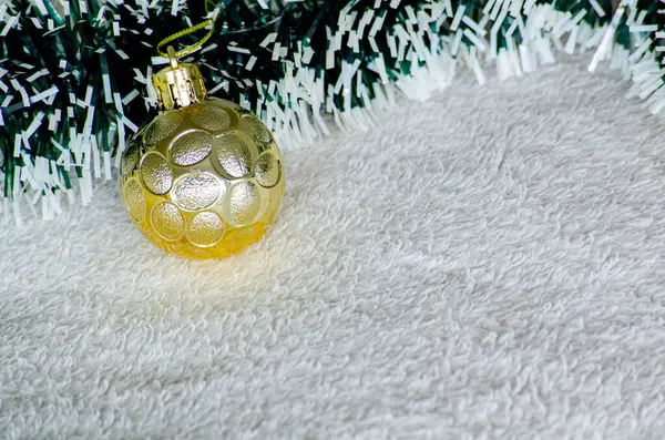 Beyaz kapaklı altın Noel balosu ve Noel dilekleri için özel bir yer. Noel kutlaması kavramı.