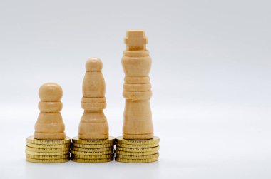 Altın sikkeler üzerindeki piyonlar, metin için özelleştirilebilir alan ile statüyü temsil eder