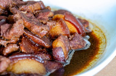 Soya sosunda pişirilmiş domuz eti ve yazı için özel alan. Asya gıda kavramı.