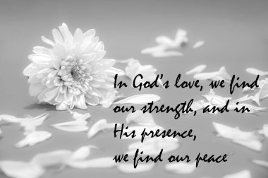 Siyah beyaz arka planda çiçek yaprakları Hıristiyanlık inancı ile ilgili ilahi mesaj metni.