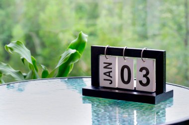 3 Ocak takvim masası, bulanık doğa arkaplanı. Metin veya fikirler için özelleştirilebilir boşluk.