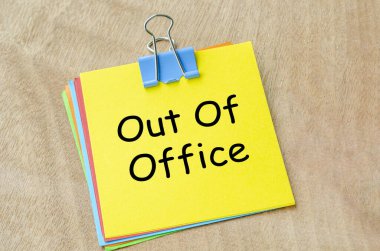 Ofis dışı metnin üst görüntüsü sarı not defterinde. Tatil ya da iş konseptinden uzak.