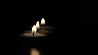 Karanlıkta parlayan mumlar dini etkinlik için kısa kliplere uygundur..