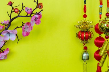 Sarı kapaklı, kişiselleştirilebilir yazı alanı olan Çin Yeni Yıl dekorasyonu. Çin Yeni Yıl Kutlama Konsepti.