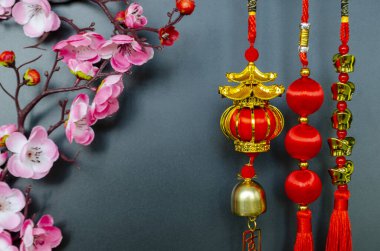 Çin Yeni Yıl dekorasyonu siyah kapaklı arka plan ve kişiselleştirilebilir metin alanı. Çin Yeni Yıl Kutlama Konsepti.