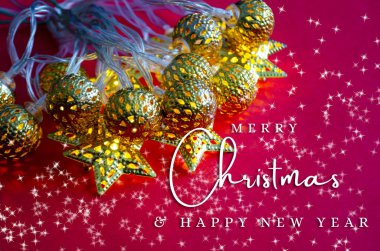 Mutlu Noeller ve beyaz yıldızlı ve altın renkli Noel toplu Mutlu Yıllar mesajı. Noel ve Tatil sezonu.