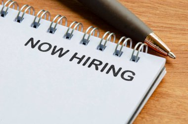 Şimdi beyaz not defterinden metin alınıyor. İşe alım ve işe alım konsepti.