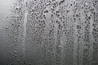 Duvar kağıdı için uygun koyu arkaplanı olan su damlacıkları