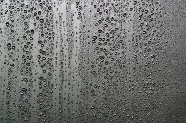 Duvar kağıdı için uygun koyu arkaplanı olan su damlacıkları.