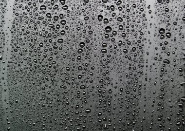 Siyah arkaplanı olan su damlacıkları.