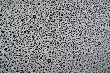 Yukarıdan koyu arkaplan görünümlü su damlacıkları.